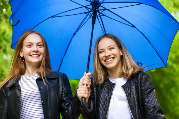 Due Amiche Allegre Passeggiano Nel Parco Con Tempo Piovoso — Foto Stock