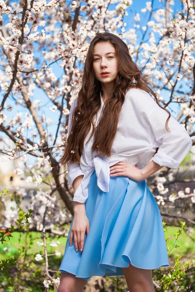 Красива Дівчина Підліток Позує Саду Біля Розквітлого Вишневого Дерева Білими — стокове фото