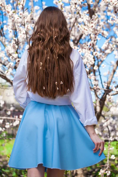 Linda Chica Adolescente Están Posando Jardín Cerca Cerezo Flor Con — Foto de Stock