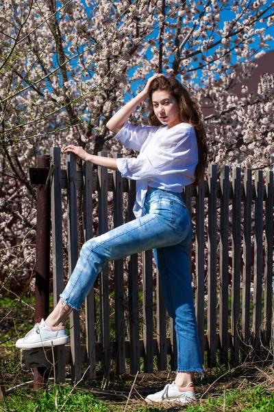 Retrato Corpo Inteiro Uma Jovem Menina Elegante Jeans Azuis Contra — Fotografia de Stock