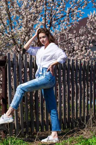 Retrato Corpo Inteiro Uma Jovem Menina Elegante Jeans Azuis Contra — Fotografia de Stock