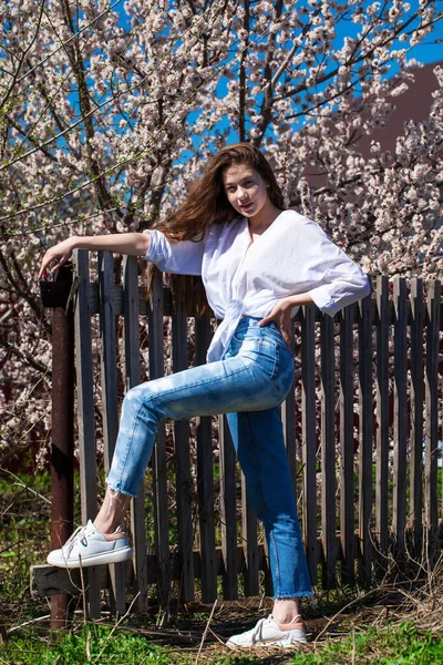 Retrato Corpo Inteiro Uma Jovem Menina Elegante Jeans Azuis Contra — Fotografia de Stock