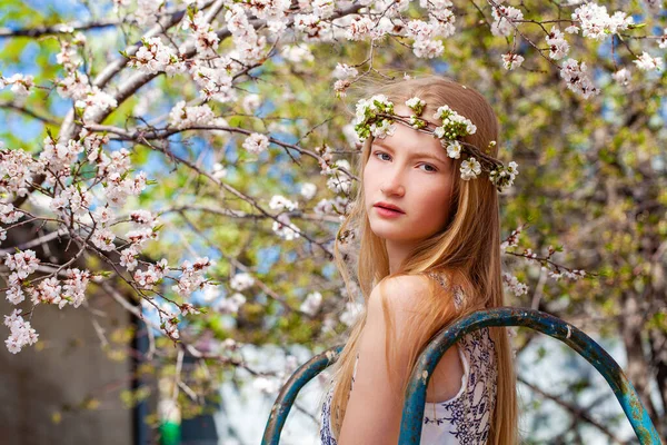 Close Portrait Young Blonde Woman Posing Spring Park — Stock Photo, Image