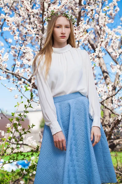 Retrato Cerca Una Joven Rubia Posando Parque Primavera — Foto de Stock