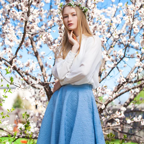 Close Portrait Young Blonde Woman Posing Spring Park — Stock Photo, Image