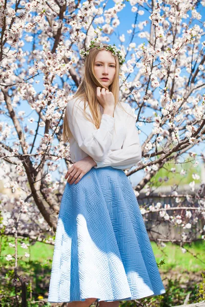 Retrato Cerca Una Joven Rubia Posando Parque Primavera — Foto de Stock