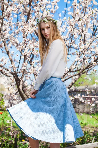 Крупним Планом Портрет Молодої Блондинки Позує Весняному Парку — стокове фото