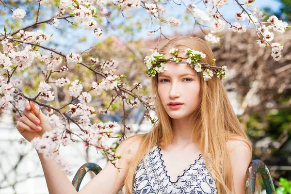 Közelkép Egy Fiatal Szőke Nőről Aki Spring Parkban Pózol — Stock Fotó