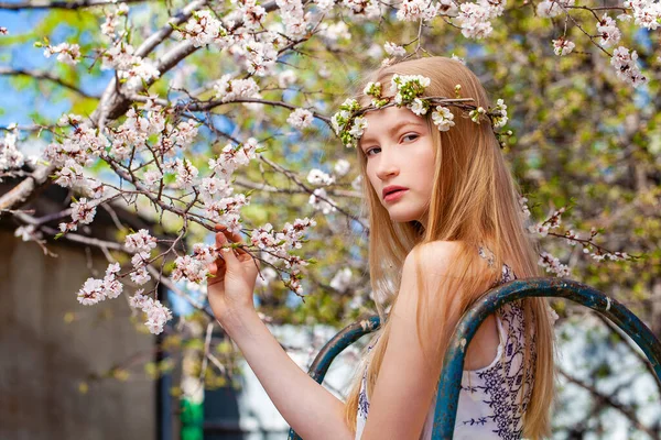 一个年轻的金发女子在春天公园摆姿势的近照 — 图库照片