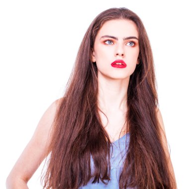 Mavi elbiseli, beyaz arka planda soyutlanmış güzel, mutlu, esmer bir kadının portresini yakından çek.