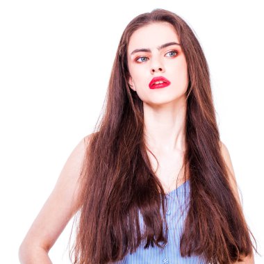 Mavi elbiseli, beyaz arka planda soyutlanmış güzel, mutlu, esmer bir kadının portresini yakından çek.