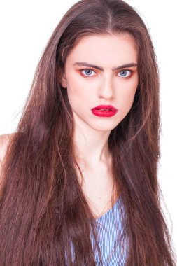 Mavi elbiseli, beyaz arka planda soyutlanmış güzel, mutlu, esmer bir kadının portresini yakından çek.