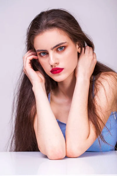 Close Retrato Uma Jovem Bela Mulher Morena Feliz Vestido Azul — Fotografia de Stock