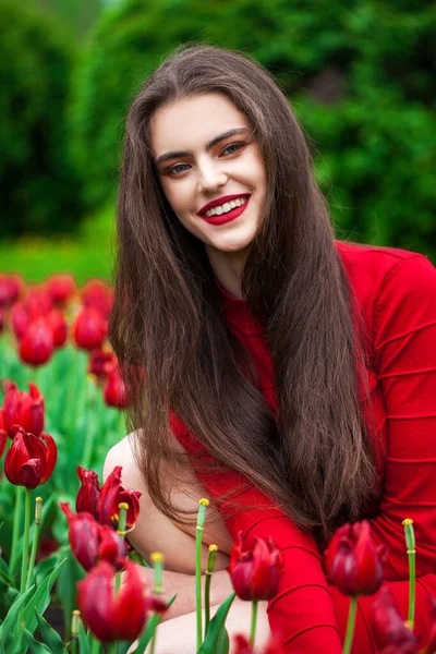 Retrato Cerca Una Joven Morena Hermosa Vestido Rojo Posando Sobre — Foto de Stock