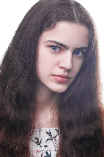 Retrato Una Joven Morena Hermosa Sin Maquillaje Aislado Sobre Fondo —  Fotos de Stock