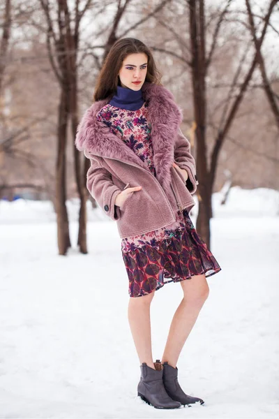 Retrato Una Joven Hermosa Adolescente Parque Invierno — Foto de Stock