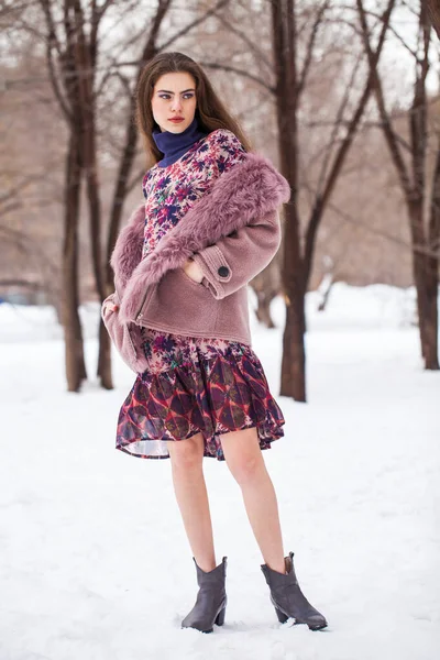 Retrato Una Joven Hermosa Adolescente Parque Invierno — Foto de Stock