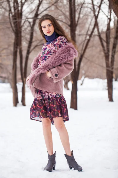 Portrait Une Jeune Belle Adolescente Dans Parc Hiver — Photo