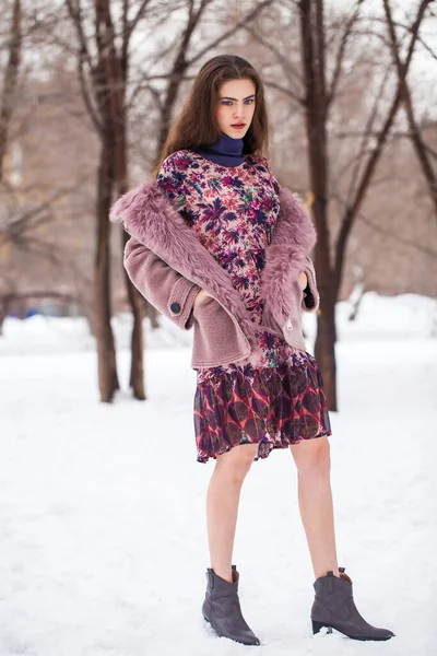 Portré Egy Fiatal Gyönyörű Tinédzser Lányról Téli Parkban — Stock Fotó