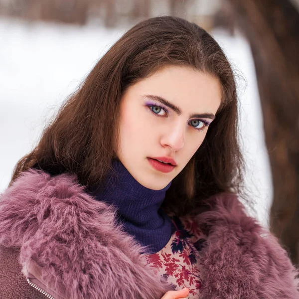 冬の公園で若い美しい10代の女の子の肖像画 — ストック写真