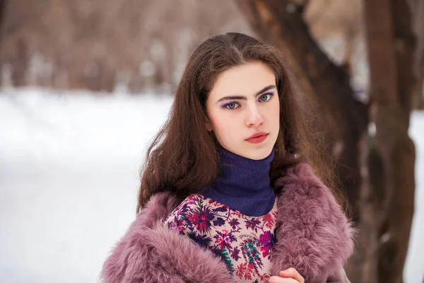 Retrato Uma Jovem Bela Adolescente Parque Inverno — Fotografia de Stock