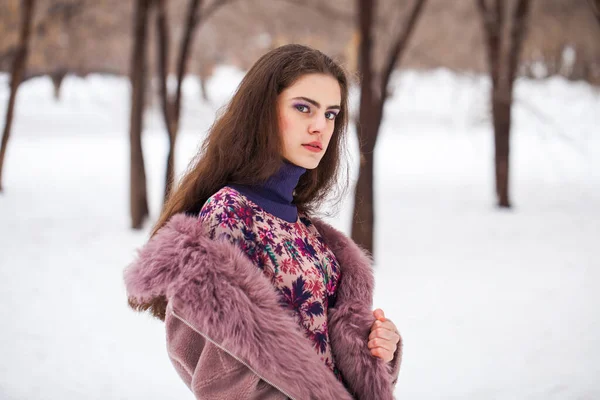 Πορτρέτο Μιας Νεαρής Όμορφης Έφηβης Στο Χειμερινό Πάρκο — Φωτογραφία Αρχείου