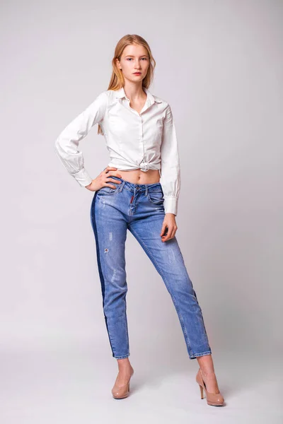 Retrato Cuerpo Completo Una Joven Rubia Hermosa Jeans Azules Estudio —  Fotos de Stock