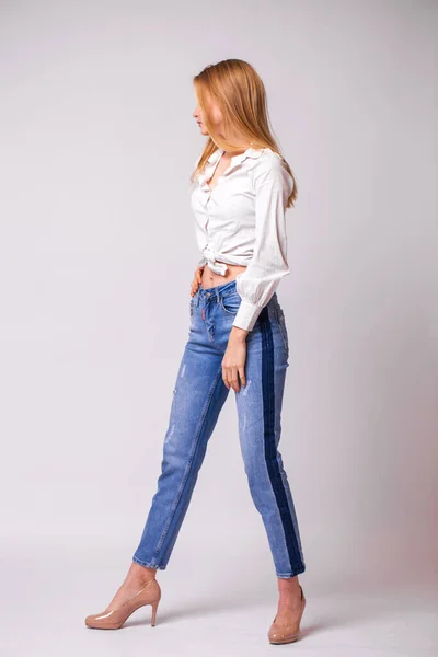 Retrato Corpo Inteiro Uma Jovem Mulher Loira Bonita Jeans Azuis — Fotografia de Stock