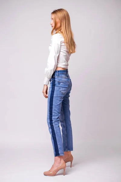 Retrato Corpo Inteiro Uma Jovem Mulher Loira Bonita Jeans Azuis — Fotografia de Stock