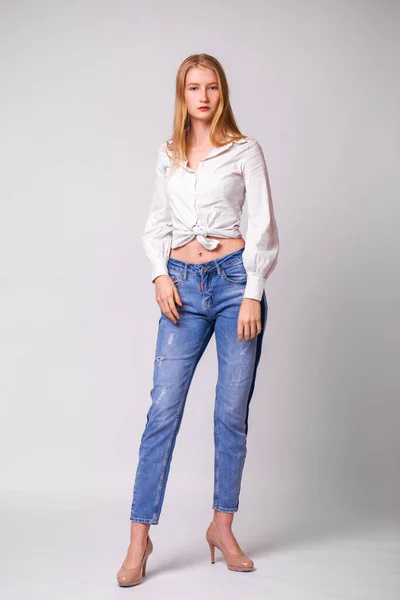 Ritratto Completo Una Giovane Bella Donna Bionda Jeans Blu Studio — Foto Stock
