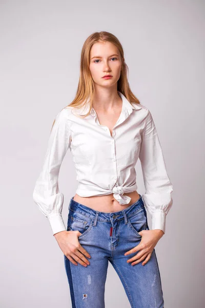 Retrato Close Uma Jovem Mulher Loira Bonita Uma Camisa Branca — Fotografia de Stock