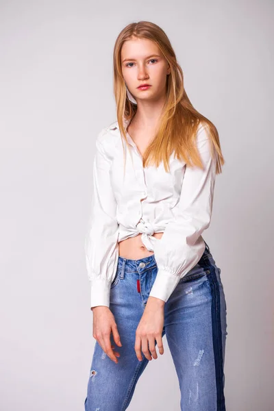 Retrato Close Uma Jovem Mulher Loira Bonita Uma Camisa Branca — Fotografia de Stock