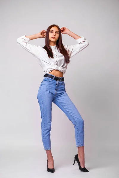 Vacker Sexig Brunett Kvinna Blå Jeans Mode Modell Jeans Kläder — Stockfoto