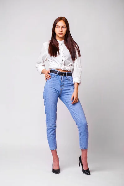 Schöne Sexy Brünette Frau Blauen Jeans Modemodel Jeans Kleidung Isoliert — Stockfoto