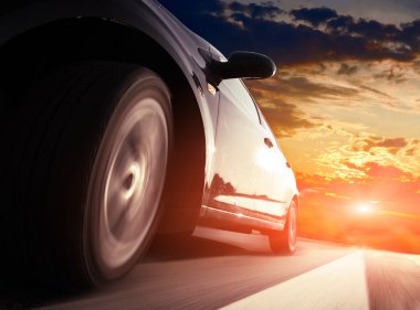 arka plan bulanıklık hareket ile yolda araba.