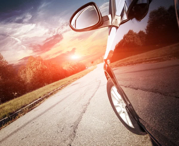 Yüksek hızda bir otoyolda sürüş araba