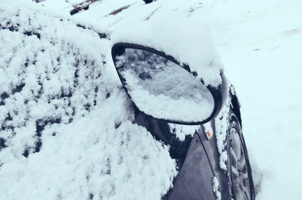 Coche en nieve blanca fresca —  Fotos de Stock