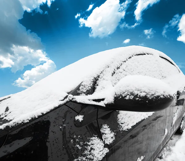 Auto bedekt met verse witte sneeuw — Stockfoto