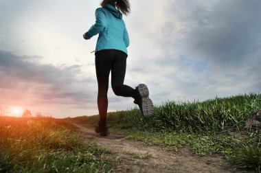 Kırsal bir yolda koşan genç bayan