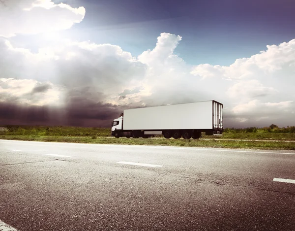 트럭으로 고속도로 교통 — 스톡 사진