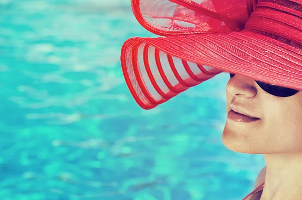 Young woman in straw red hat — Stock Photo, Image