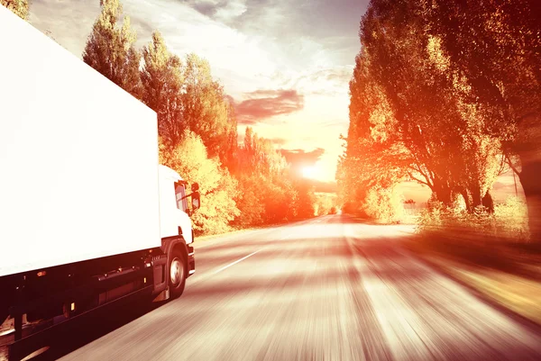 Vrachtwagen op de weg in de bergen — Stockfoto