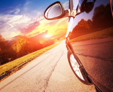 Bir otoyolda araba araba