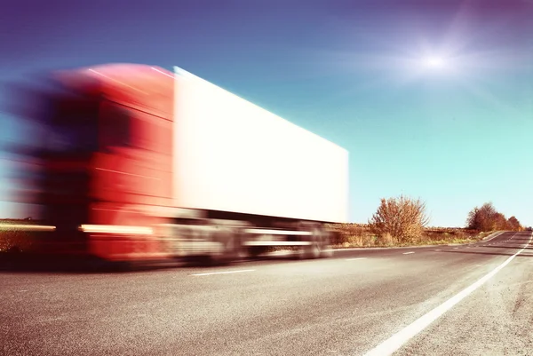 Vrachtwagen reizen op snelweg — Stockfoto