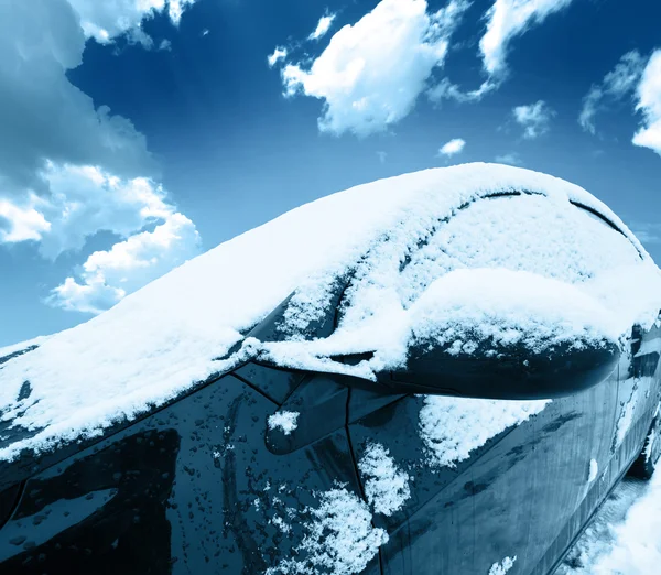Carro coberto de neve — Fotografia de Stock