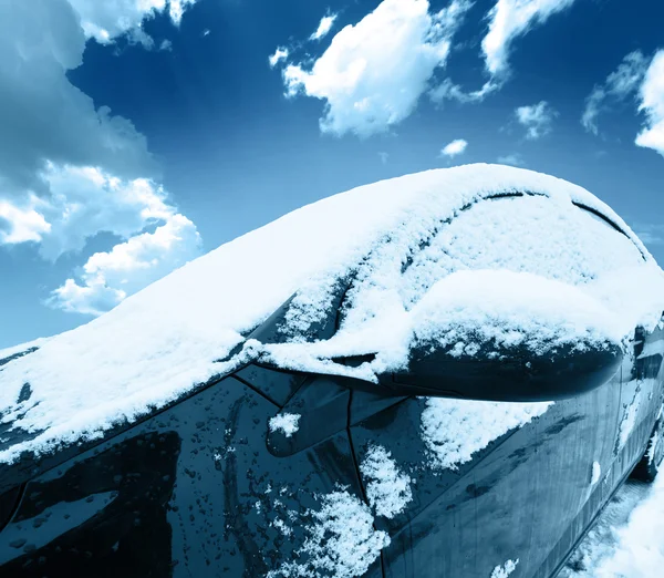 Coche cubierto de nieve — Foto de Stock