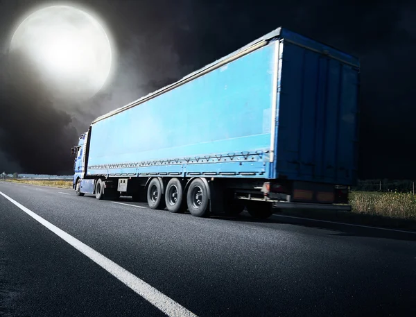 Vrachtwagen rijden richting zonsondergang — Stockfoto