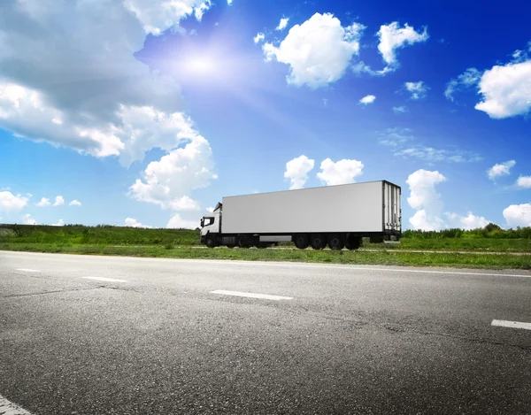 Транспорт по автомагистрали с грузовиком — стоковое фото