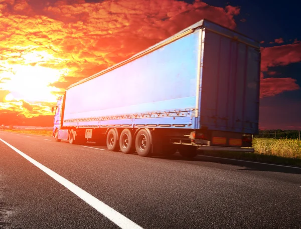 Truck driving towards sunset — Stock Photo, Image