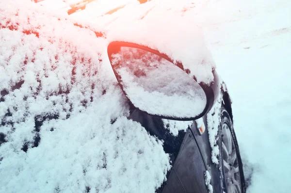 Auto im Schnee aus nächster Nähe — Stockfoto
